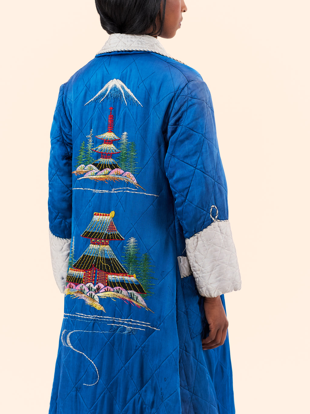 1940'S EMBROIDERED SOUVENIR QUILTED SILK ROBE