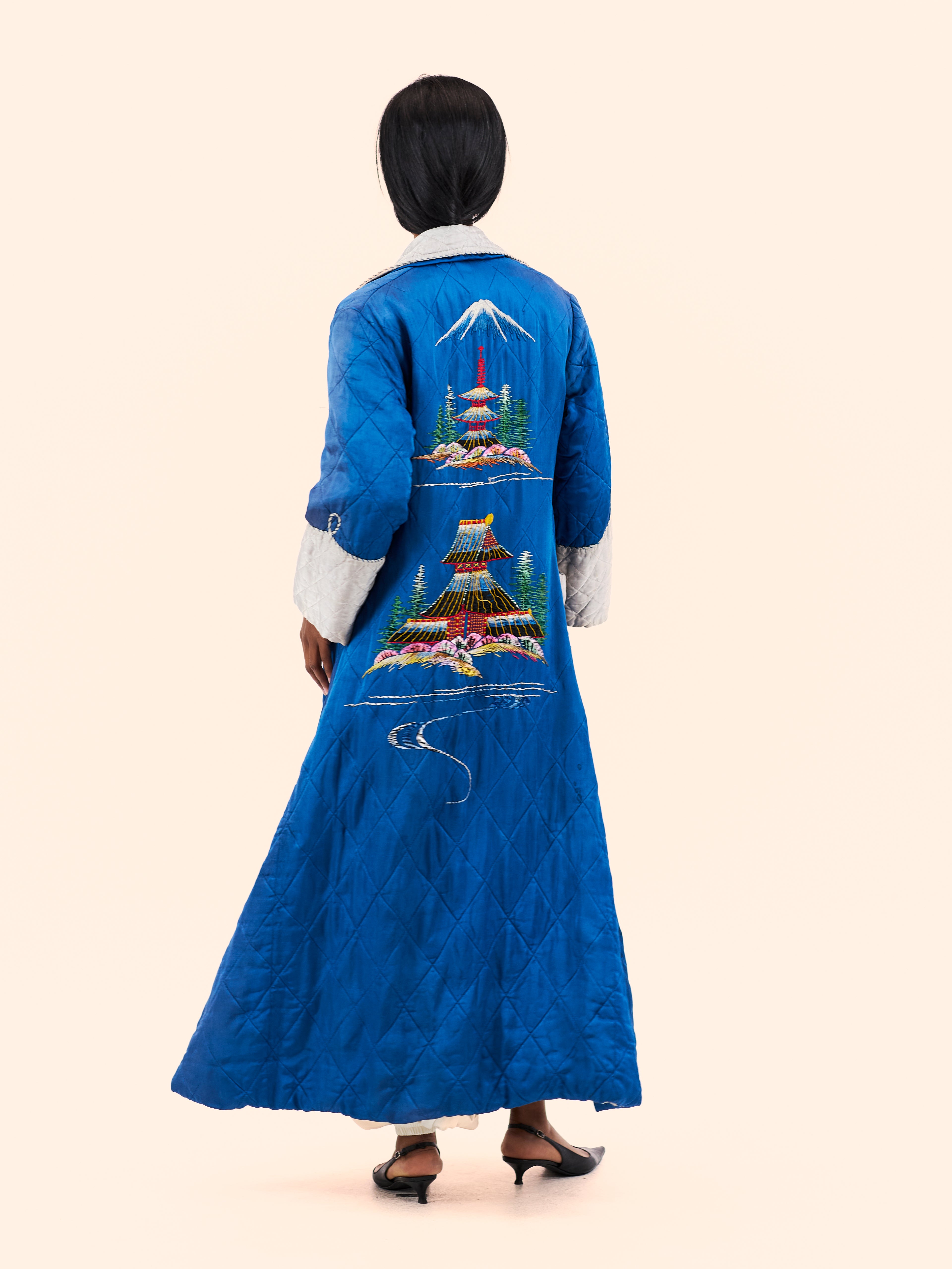 1940'S EMBROIDERED SOUVENIR QUILTED SILK ROBE