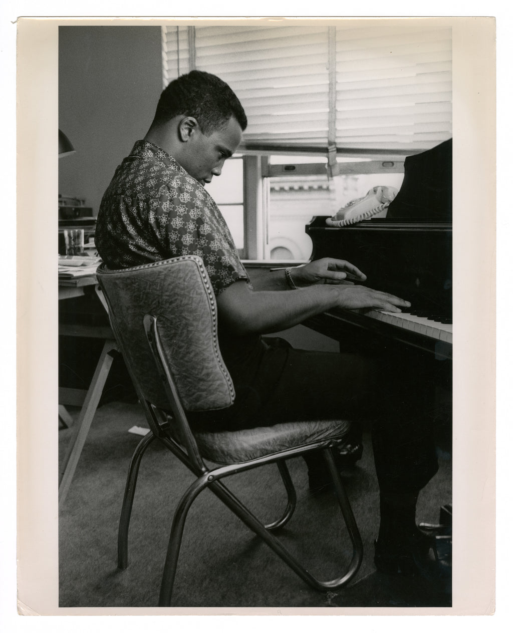 QUINCY JONES PLAYING PIANO AT HIS HOME BY TED WILLIAMS
