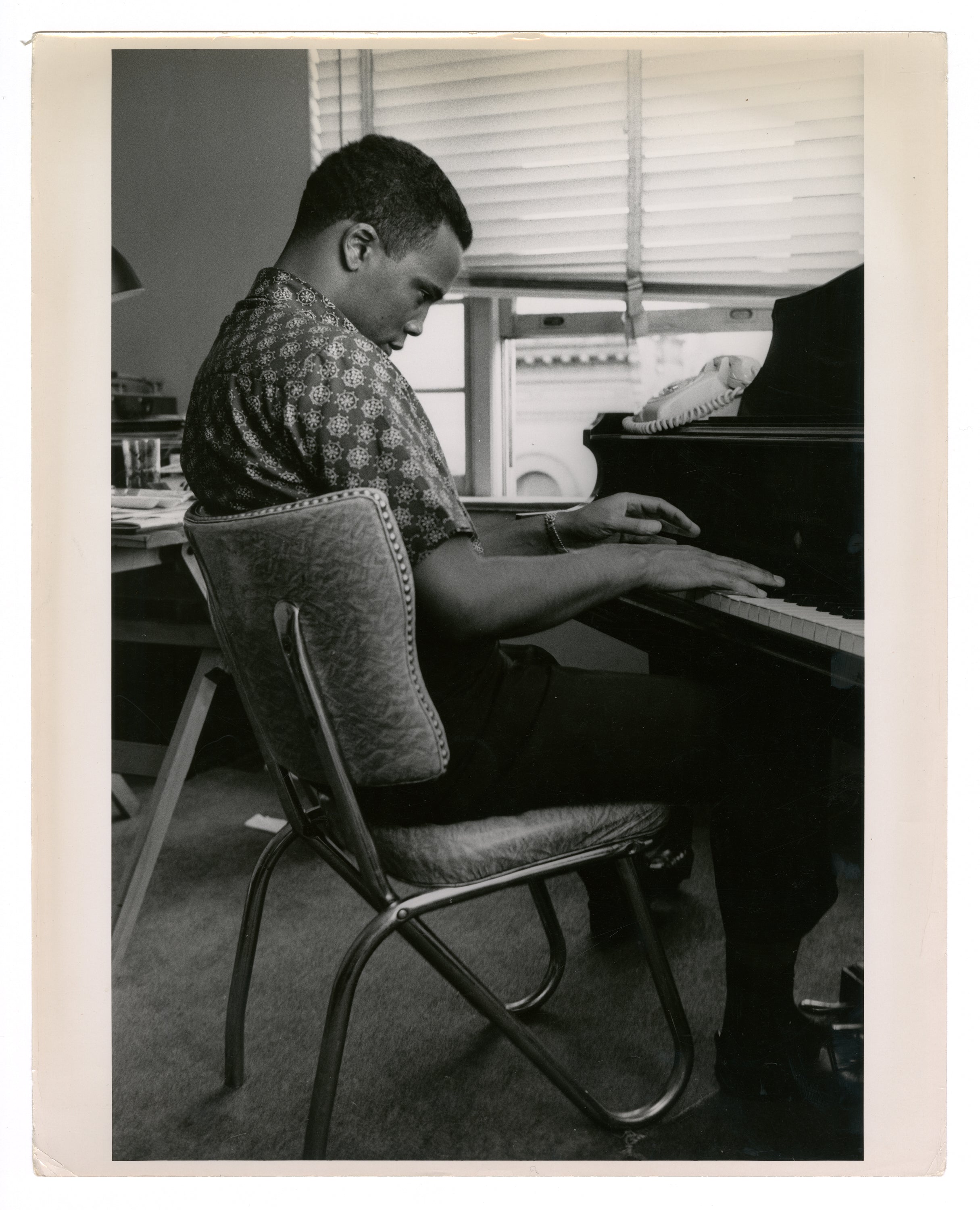 QUINCY JONES PLAYING PIANO AT HIS HOME BY TED WILLIAMS