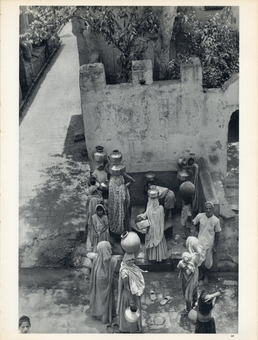IMAGES A LA SAUVETTE BY HENRI CARTIER BRESSON
